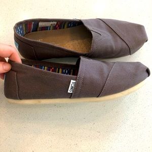 Like New TOMS bandage shoes grey/mauve